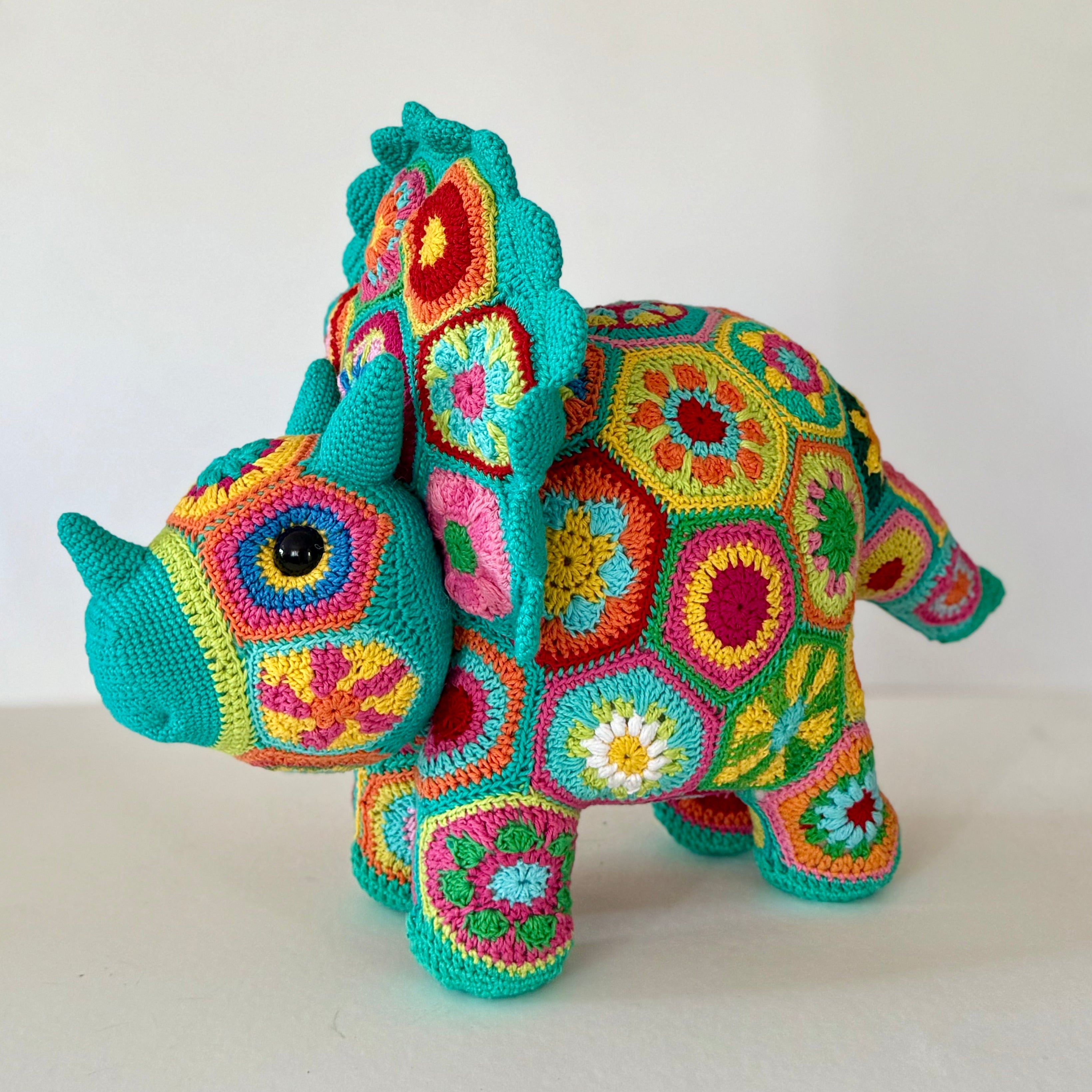 Modèle de Crochet Tricératops en Fleurs Africaines