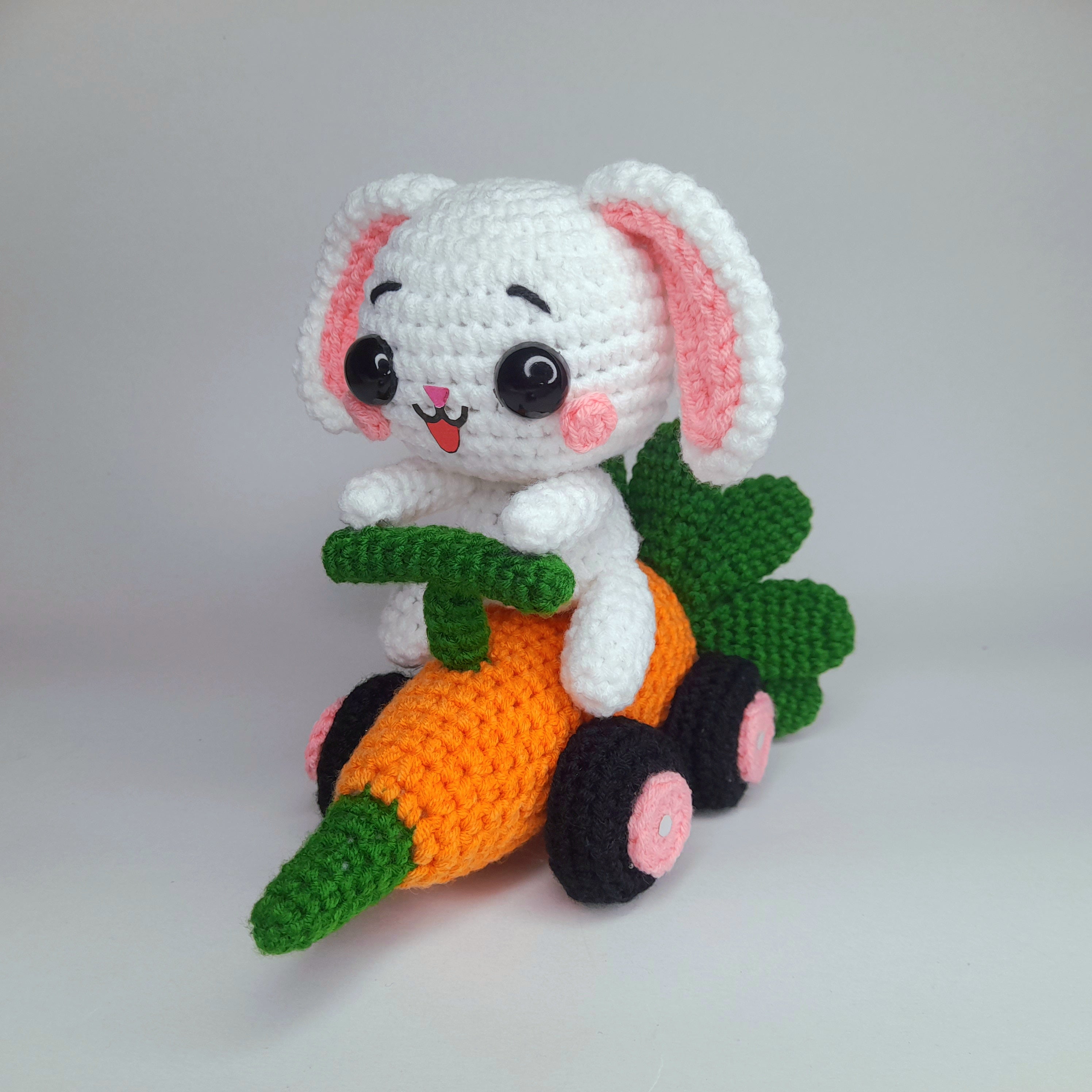 Adorable Lapin en Voiture de Carotte - Modèle de Crochet de Pâques