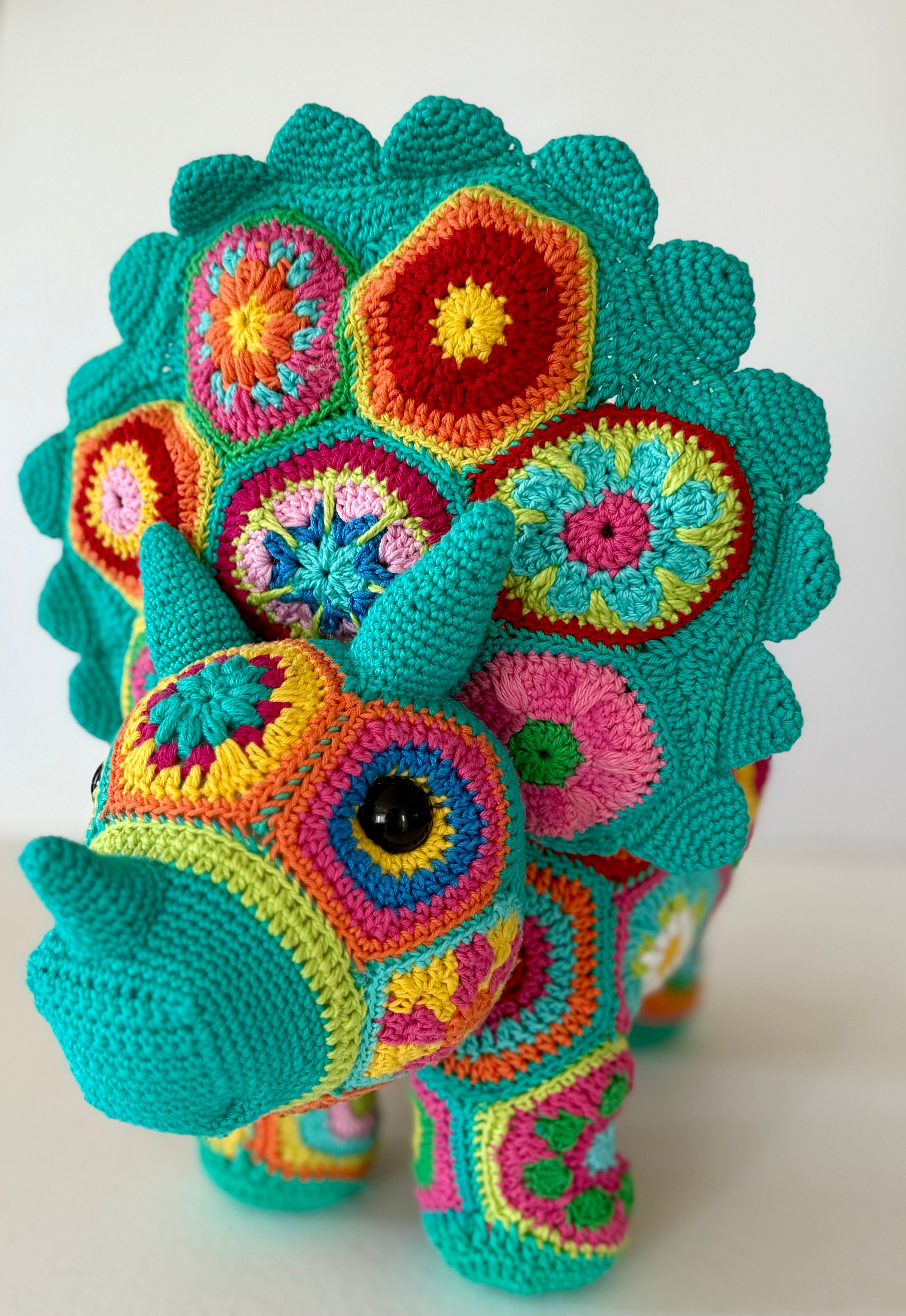 Modèle de Crochet Tricératops en Fleurs Africaines