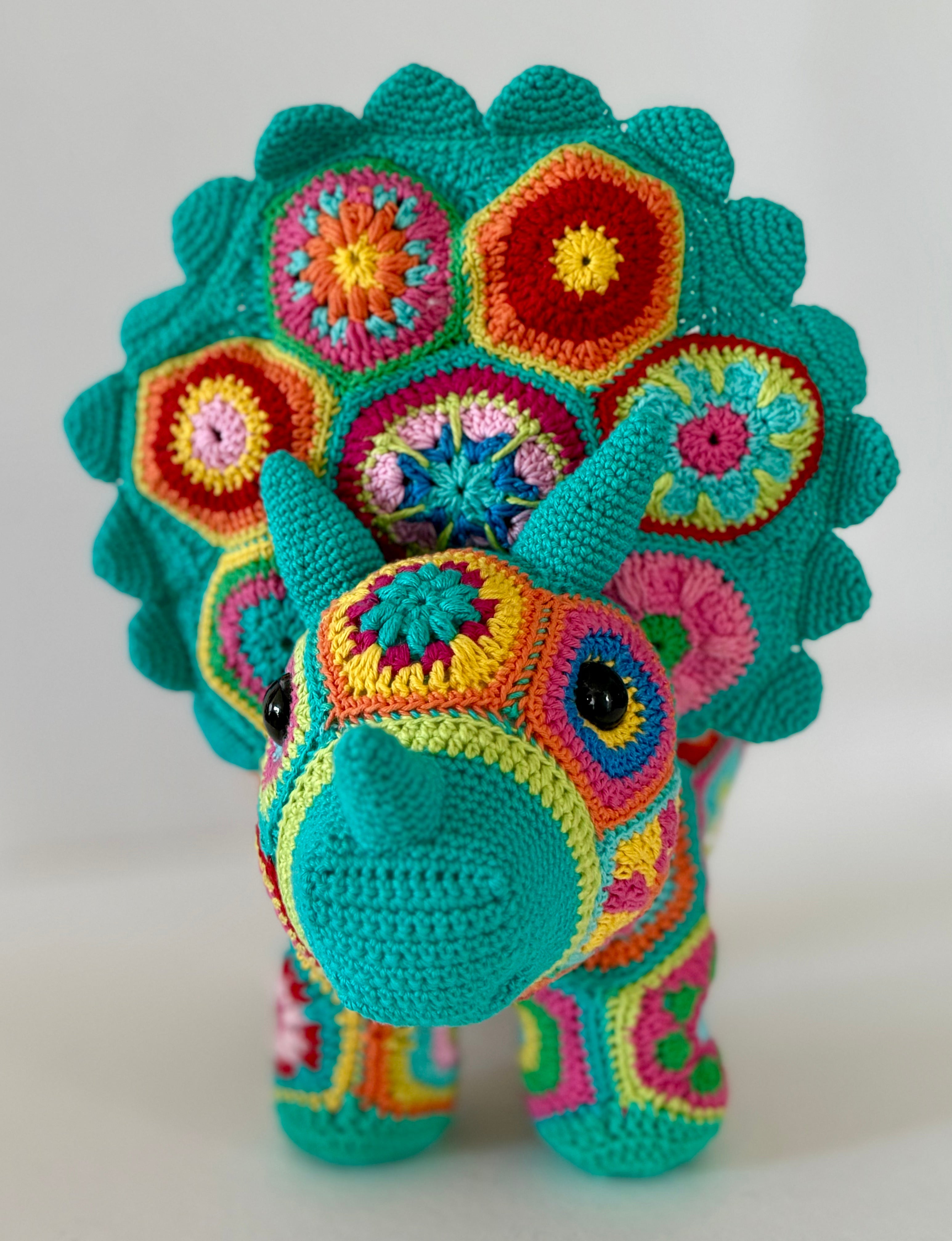Modèle de Crochet Tricératops en Fleurs Africaines