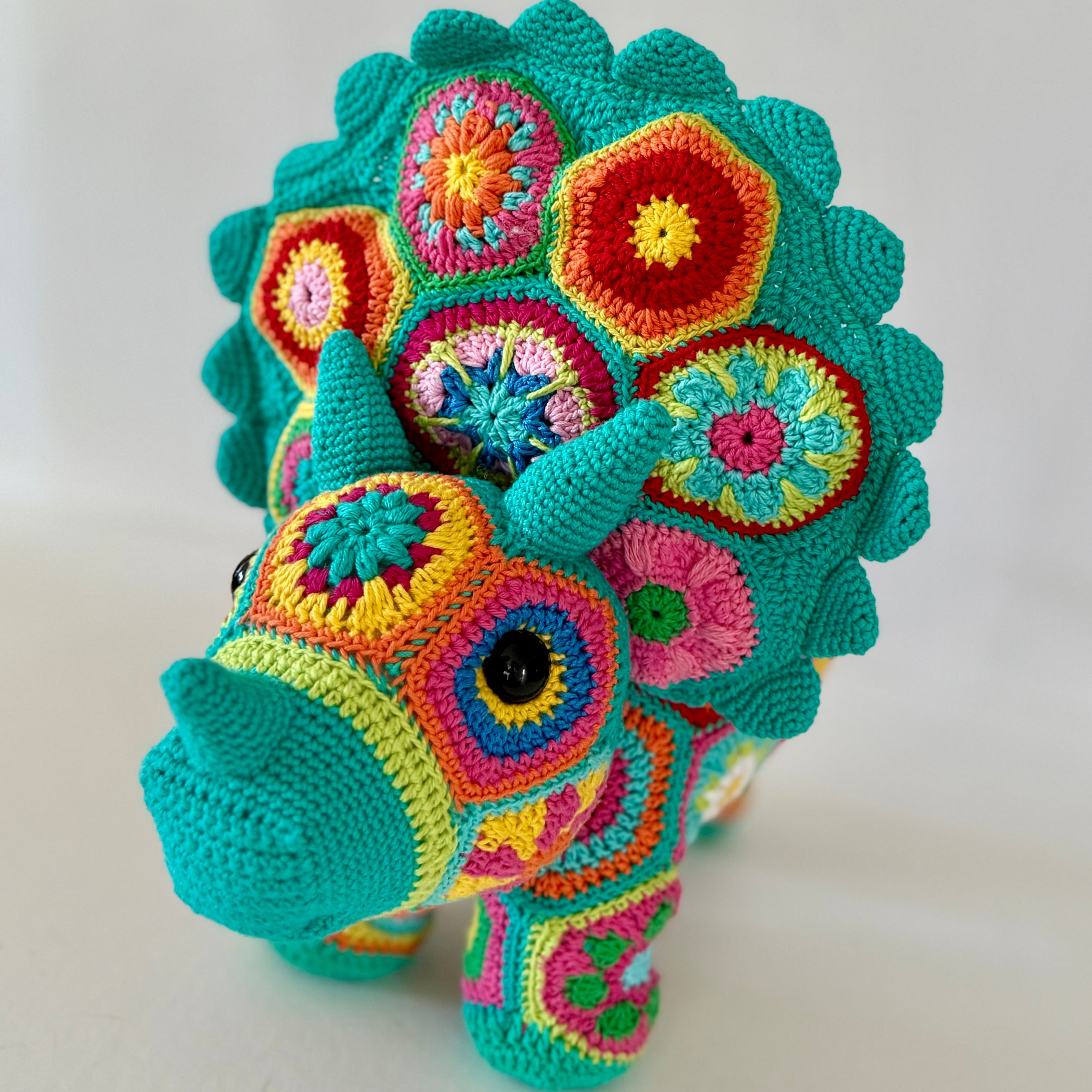 Modèle de Crochet Tricératops en Fleurs Africaines