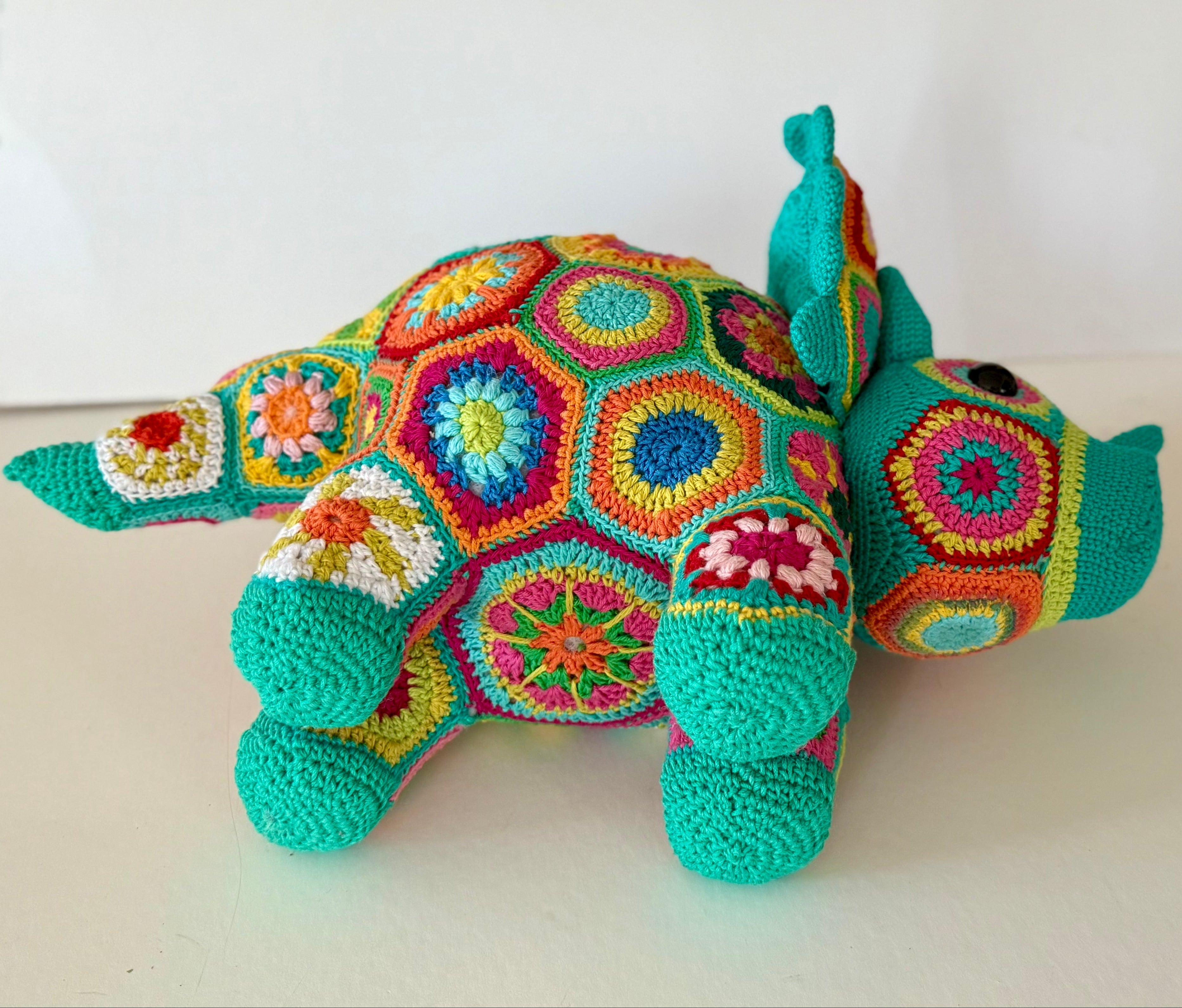 Modèle de Crochet Tricératops en Fleurs Africaines