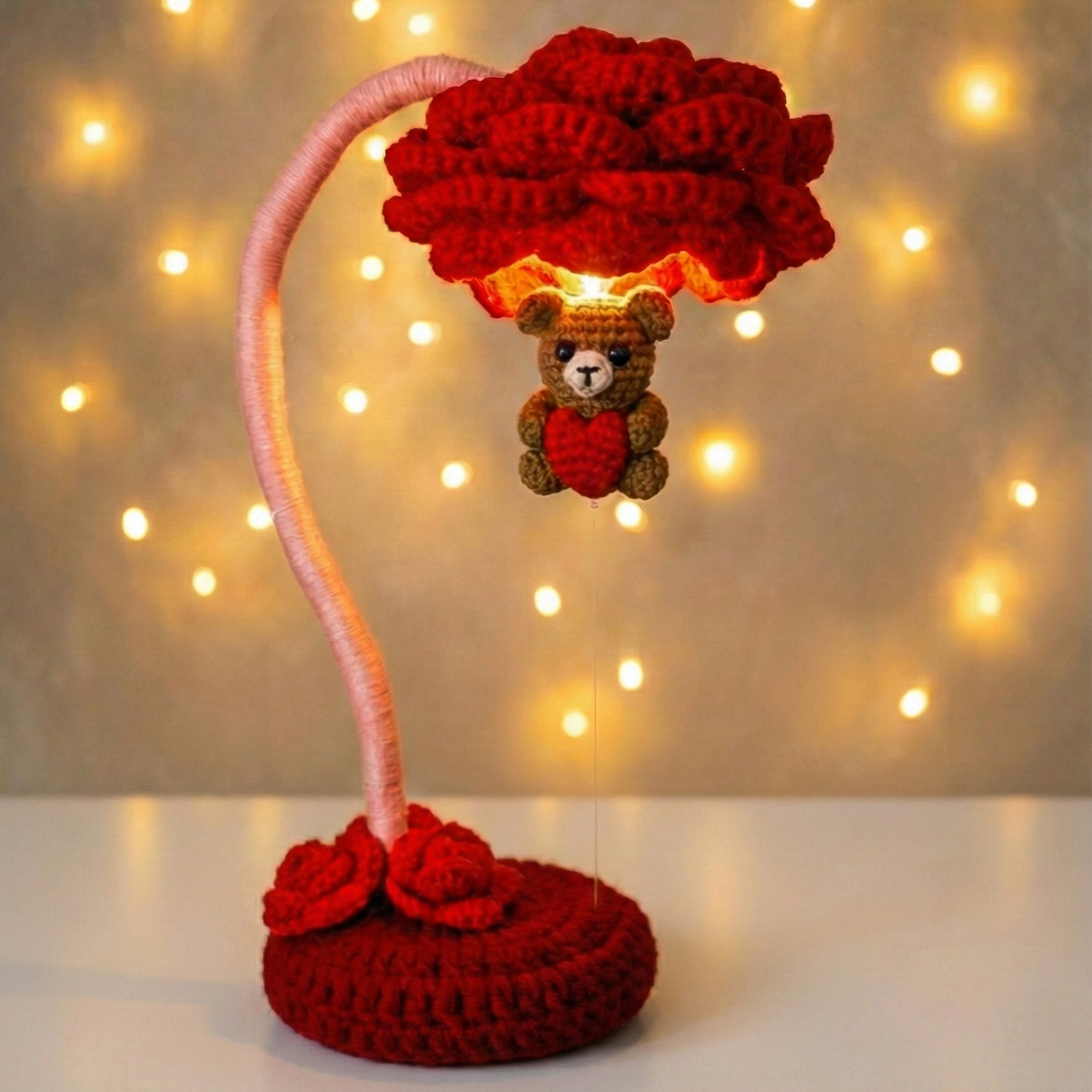 Modèle Crochet : Lampe Rose Saint-Valentin avec Ourson en Lévitation